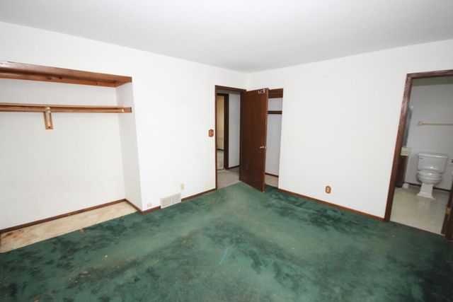 8645 S Riverton ROAD, Oak Creek, WI 53154