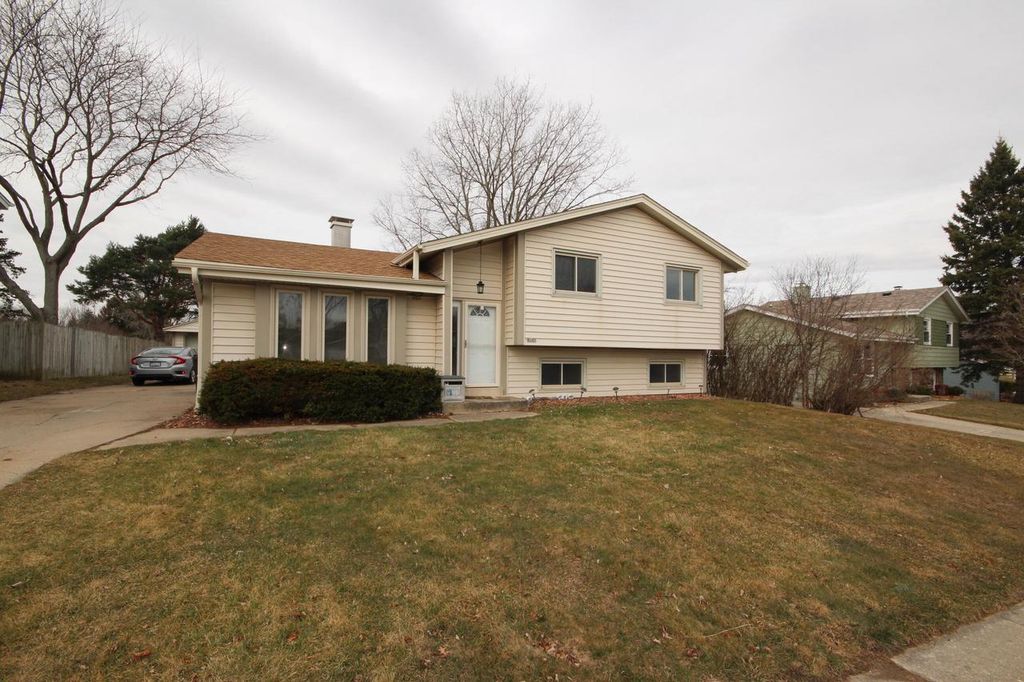 8645 S Riverton ROAD, Oak Creek, WI 53154
