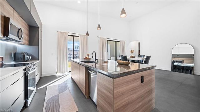 1017 NE 4th PL, Cape Coral, FL 33909