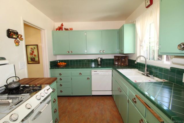 6110 Amaya Dr, La Mesa, CA 91942