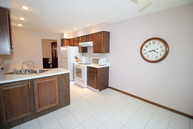 7762 W Arquilla Drive 2B, Palos Heights, IL 60463