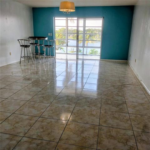 877 NE 195th St 318, Miami, FL 33179