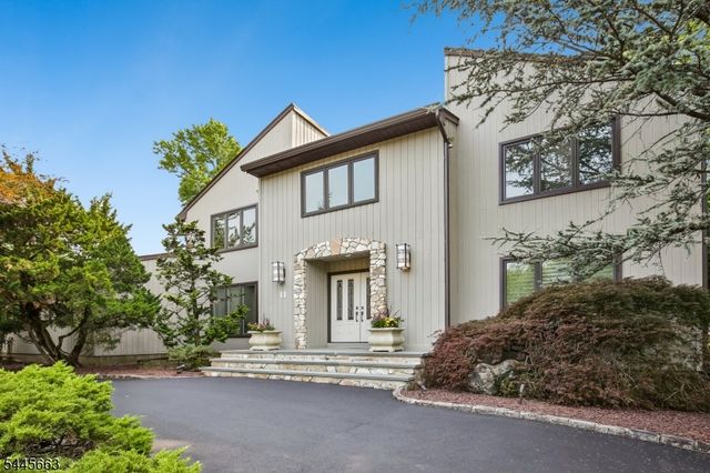 11 Maywood Ct, North Caldwell Boro, NJ 07006