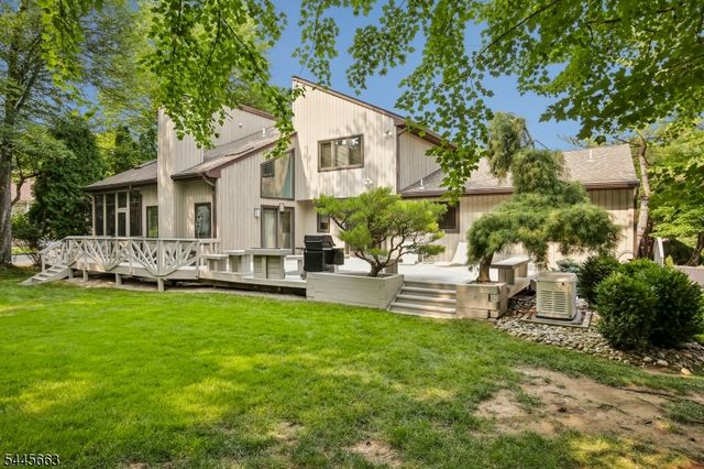 11 Maywood Ct, North Caldwell Boro, NJ 07006