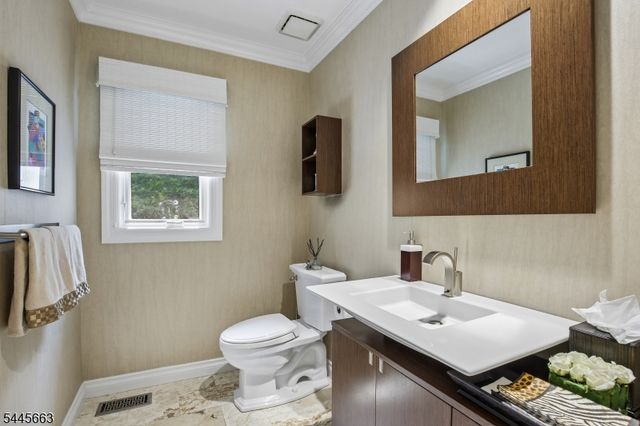 11 Maywood Ct, North Caldwell Boro, NJ 07006