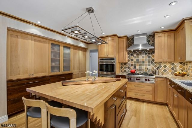 11 Maywood Ct, North Caldwell Boro, NJ 07006