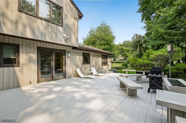 11 Maywood Ct, North Caldwell Boro, NJ 07006