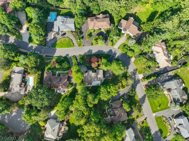 11 Maywood Ct, North Caldwell Boro, NJ 07006