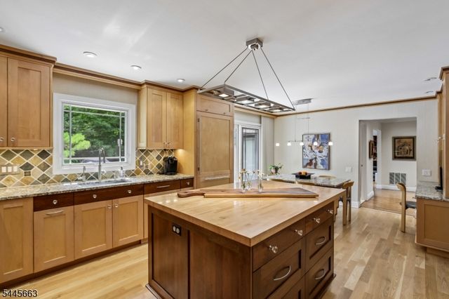 11 Maywood Ct, North Caldwell Boro, NJ 07006