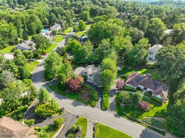11 Maywood Ct, North Caldwell Boro, NJ 07006