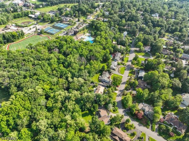 11 Maywood Ct, North Caldwell Boro, NJ 07006