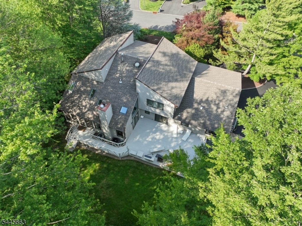 11 Maywood Ct, North Caldwell Boro, NJ 07006