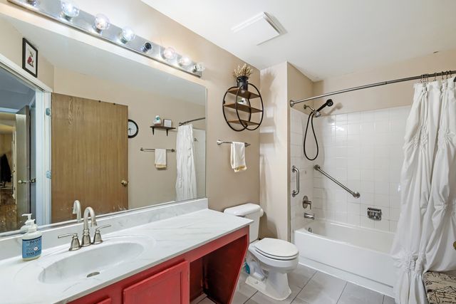 75 LARCH Court Z1, Schaumburg, IL 60193