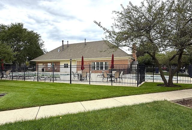 75 LARCH Court Z1, Schaumburg, IL 60193