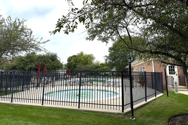 75 LARCH Court Z1, Schaumburg, IL 60193