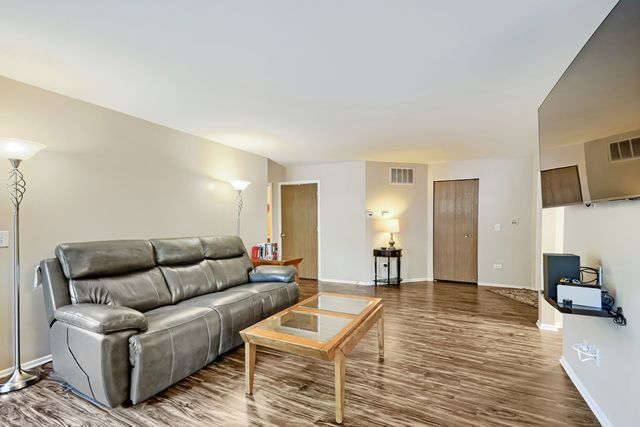 75 LARCH Court Z1, Schaumburg, IL 60193