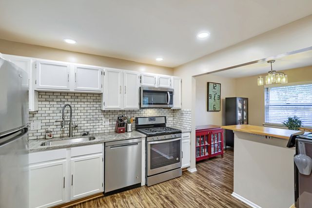 75 LARCH Court Z1, Schaumburg, IL 60193