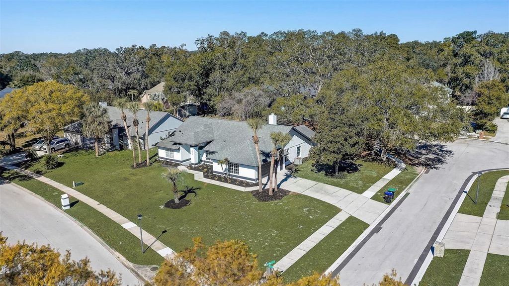 Image 4 of property listing at 7015 OAKMORE LANE, Orlando, FL 32818