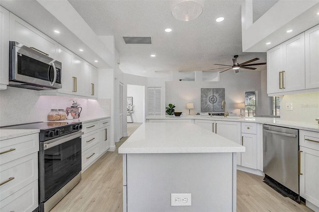 Image 35 of property listing at 7015 OAKMORE LANE, Orlando, FL 32818