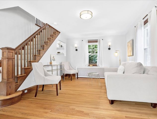 39 Twitchell R, Wellesley, MA 02482