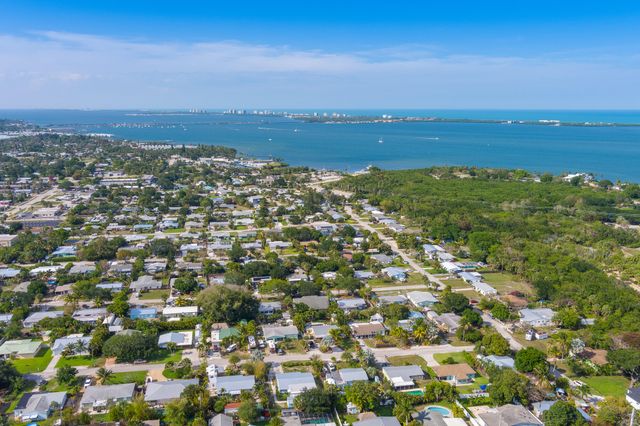 2574 NE Roberta Street, Jensen Beach, FL 34957