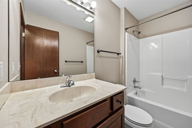 2050 Hillside Drive, Ely, IA 52227