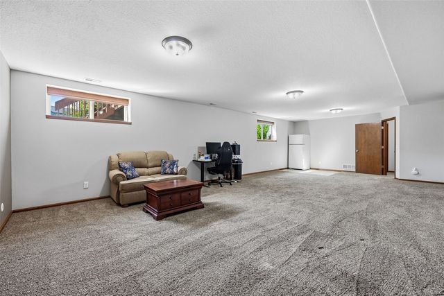 2050 Hillside Drive, Ely, IA 52227