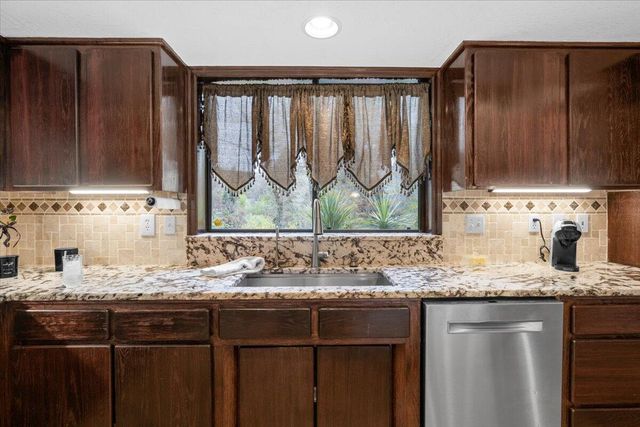 113 Walnut Drive, Rogue River, OR 97537