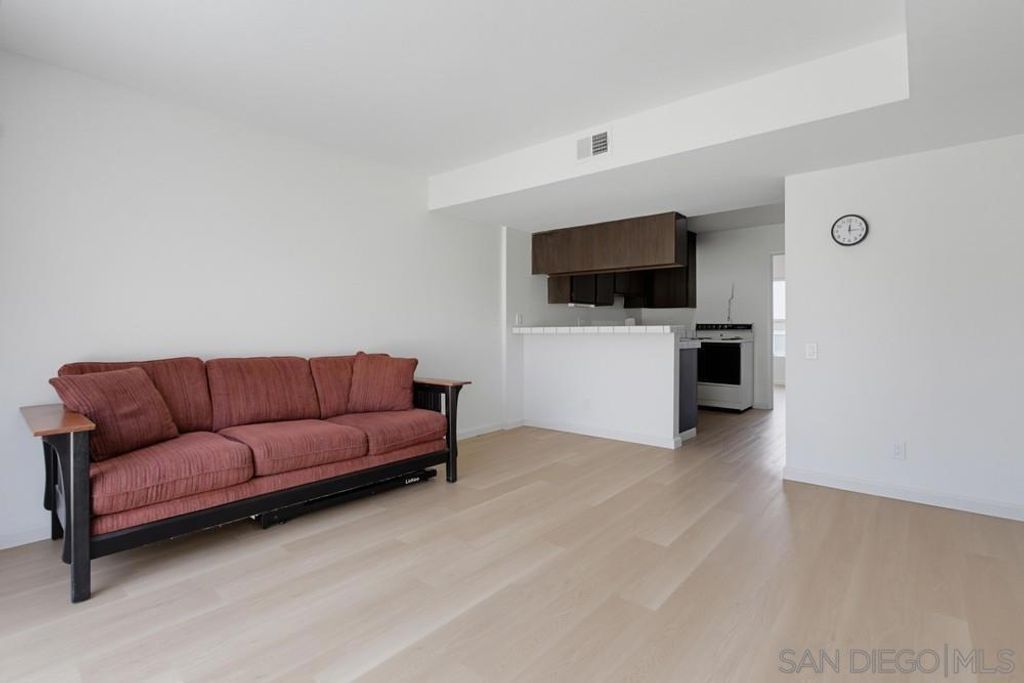 Image 8 of property listing at 10503 Caminito Memosac, San Diego, CA 92131