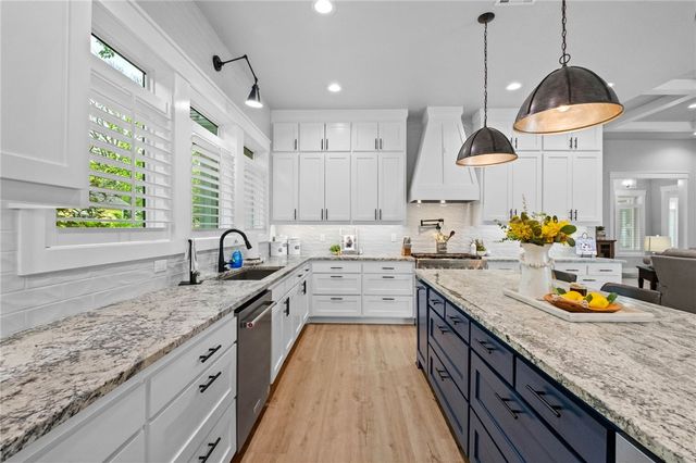 302 SW E Street, Bentonville, AR 72712