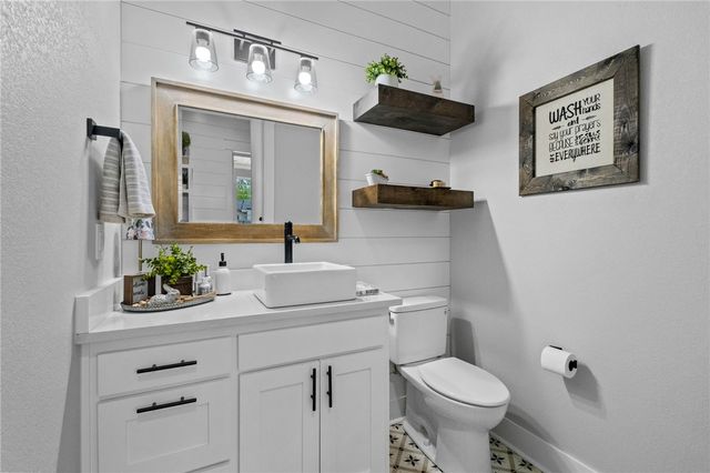 302 SW E Street, Bentonville, AR 72712