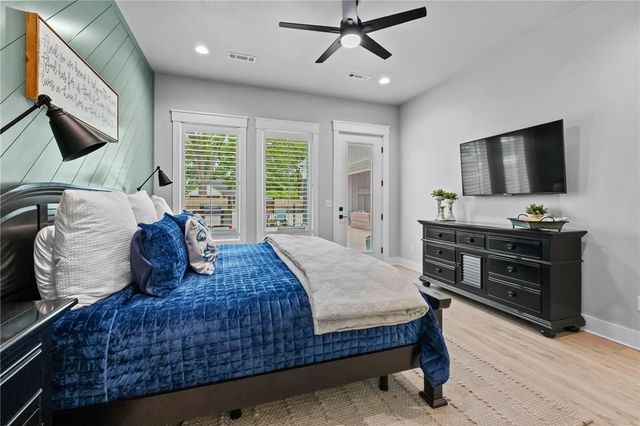 302 SW E Street, Bentonville, AR 72712