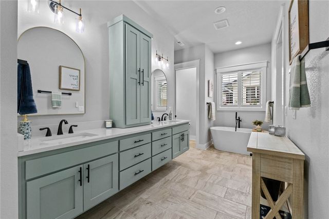 302 SW E Street, Bentonville, AR 72712