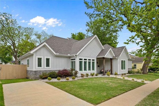 302 SW E Street, Bentonville, AR 72712