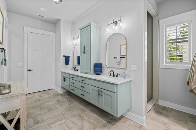 302 SW E Street, Bentonville, AR 72712