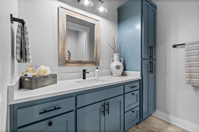 302 SW E Street, Bentonville, AR 72712