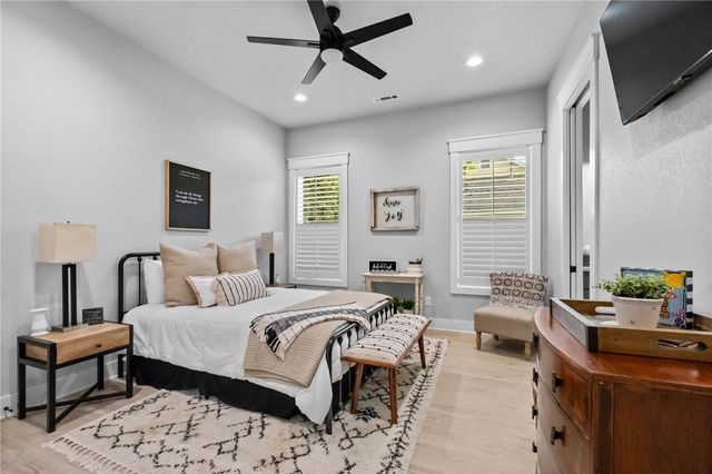 302 SW E Street, Bentonville, AR 72712