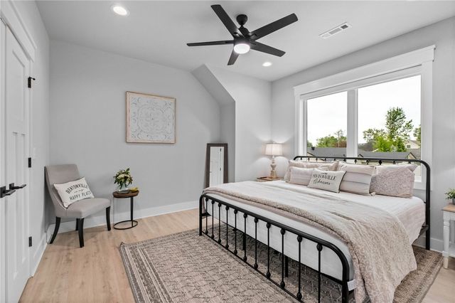 302 SW E Street, Bentonville, AR 72712