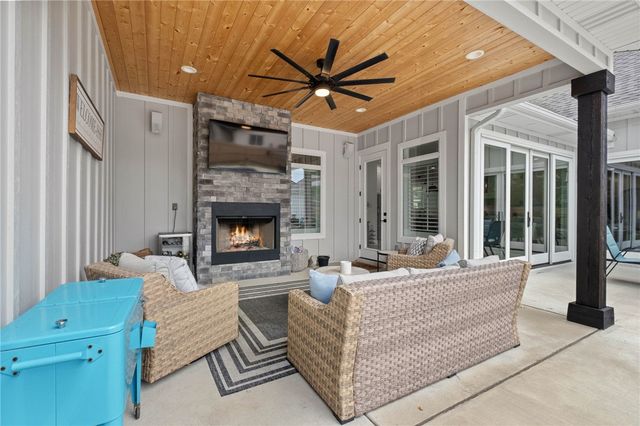 302 SW E Street, Bentonville, AR 72712