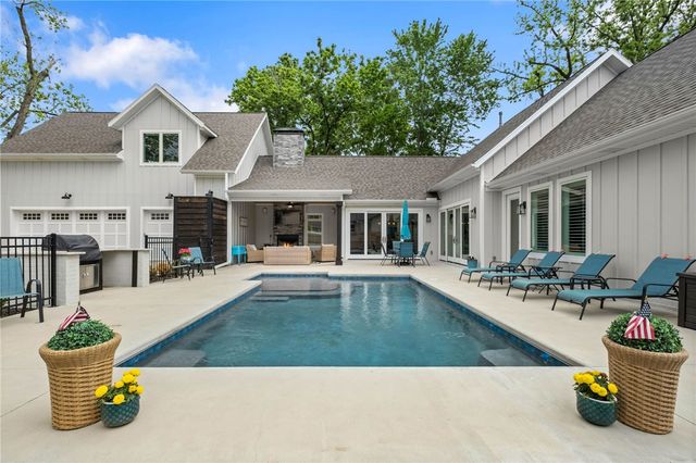 302 SW E Street, Bentonville, AR 72712