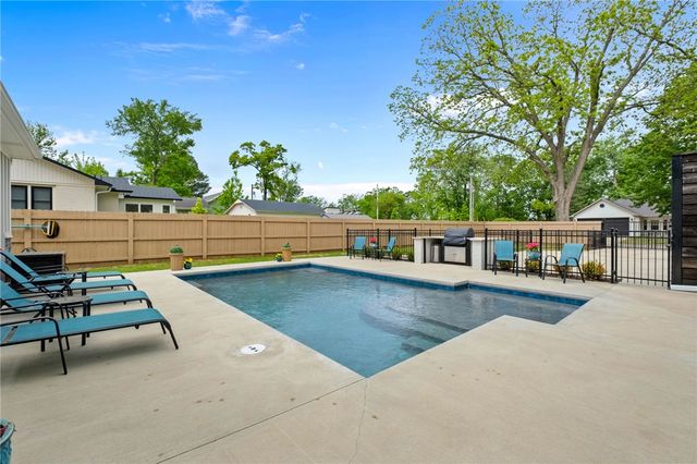 302 SW E Street, Bentonville, AR 72712