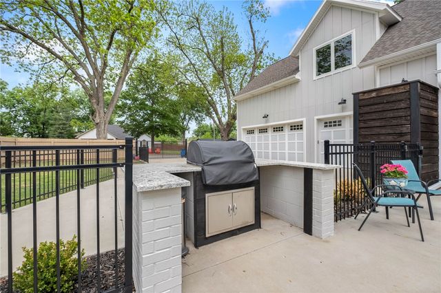 302 SW E Street, Bentonville, AR 72712