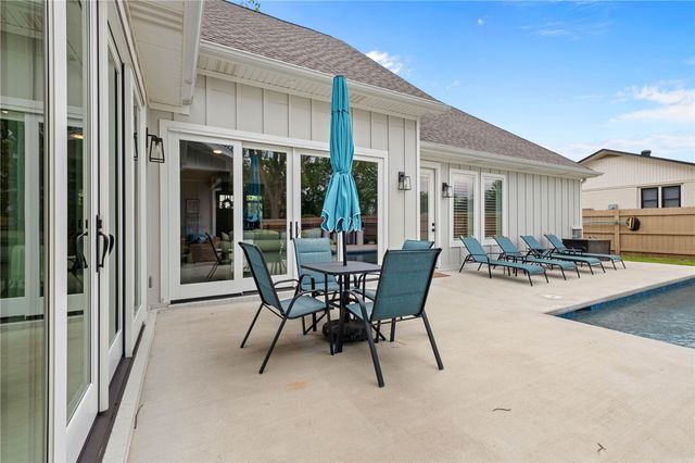 302 SW E Street, Bentonville, AR 72712