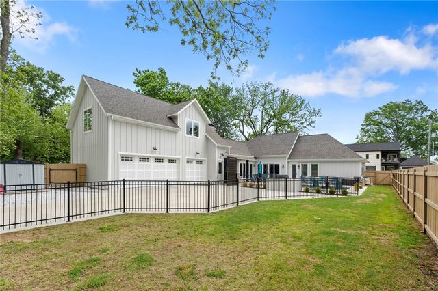 302 SW E Street, Bentonville, AR 72712