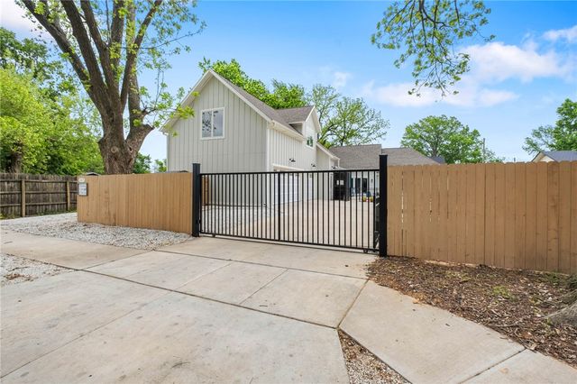 302 SW E Street, Bentonville, AR 72712