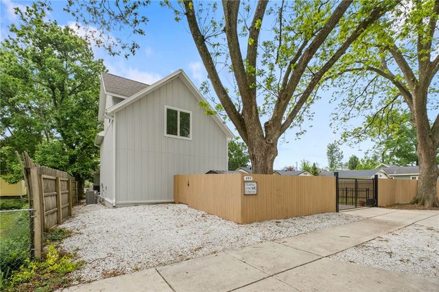 302 SW E Street, Bentonville, AR 72712