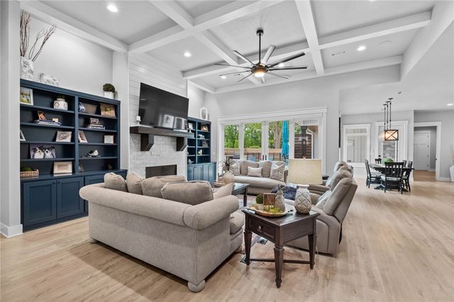302 SW E Street, Bentonville, AR 72712