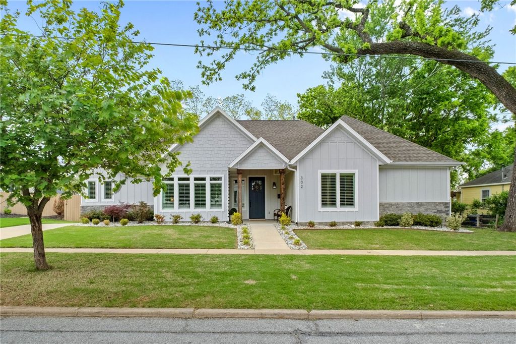 302 SW E Street, Bentonville, AR 72712