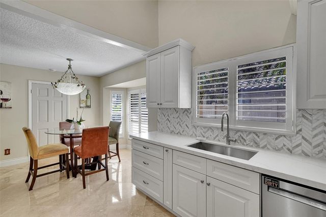 1581 NW 100th Way, Plantation, FL 33322