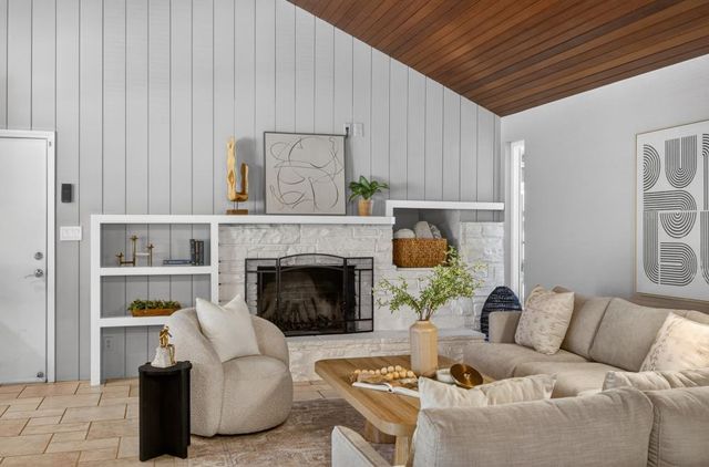 2595 American River Dr, Sacramento, CA 95864